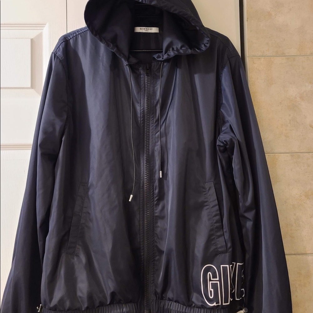 Givenchy Logo Nylon
Windbreaker jacket 
Sz xxl
Fits L